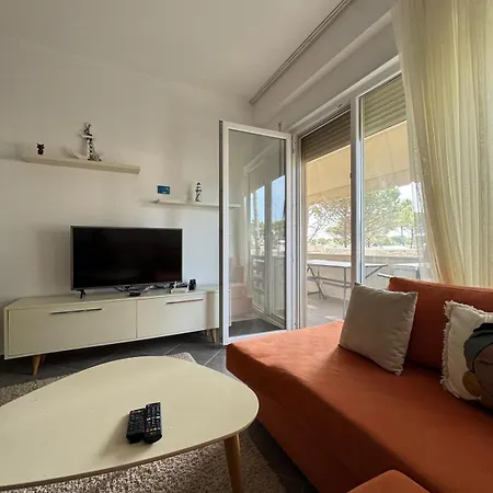 Illyrian Gjiri I Lalzit Apartman *